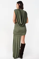 Vestido corto de diseño asimétrico en color verde oliva, con escote profundo en V, drapeado frontal y una caída lateral larga que llega hasta el suelo. Sin mangas y con ajuste entallado en la falda.