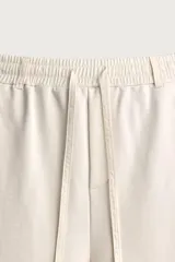 Pantalón de corte wide fit confeccionado en algodón con interior de rizo. Presenta cintura elástica con cordón ajustable y bolsillos laterales.