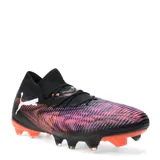 Championes de fútbol Puma Future 8 Match FG/AG, color negro con detalles en anaranjado y violeta.