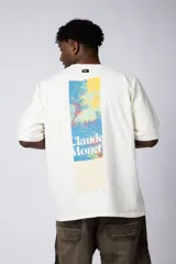 Remera oversize color crema con estampado abstracto en el pecho, inspirado en Claude Monet.