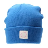 Gorro tipo beanie tejido en color azul, con vuelta y parche frontal de tela con inscripción circular en color rosado.