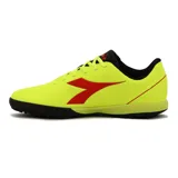 Championes de fútbol Diadora Champion Pichichi 5 TFR, color amarillo flúor con detalles en negro y rojo.