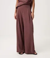 Pantalón wide leg de lyocell marrón, con pinzas delanteras, caída fluida y cintura elastizada en la espalda.