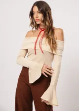 Blusa beige con hombros descubiertos, mangas largas acampanadas y confeccionada en tela stretch con lurex.