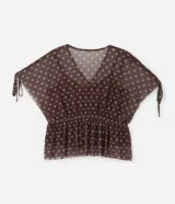 Blusa tipo bata confeccionada en tule con forro interior, escote en V, mangas cortas con detalle de lazo y cintura fruncida. Presenta un estampado geométrico tipo pañuelo.