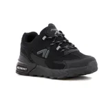 Zapatilla deportiva Austral Champion modelo Calafate, color negro, con detalles en relieve y cordones bicolores (negro y blanco). Presenta un logo lateral estilizado y la inscripción "MAX PROTECT" en la suela.