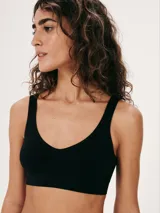 Top negro con tirantes anchos y escote en V.