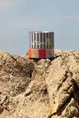 Pareo rectangular de tela fina con estampado de damero multicolor.