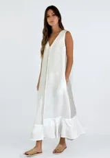 Vestido largo color ladrillo, sin mangas, con escote en V y detalle de costura vertical en el centro.