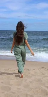 Conjunto de dos piezas compuesto por una remera de corte holgado con cuello redondo y mangas cortas, y un pantalón tipo jogger con cintura elástica, bolsillos laterales y puños ajustados en los tobillos.