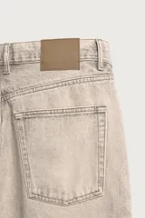 Jeans straight ankle fit de tiro medio, confeccionados en denim de algodón con efecto lavado en tono beige. Presenta diseño de cinco bolsillos, presillas para cinturón y cierre frontal con cremallera y botón metálico.