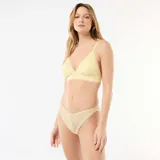 Tanga de encaje amarillo pálido con diseño floral y bordes scalloped.