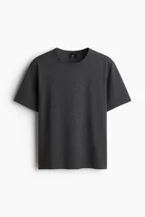 Remera de manga corta en tejido de punto waffle, con cuello redondo acanalado y bajo recto. Presenta un corte regular fit.
