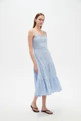Vestido midi celeste de algodón con diseño de broderie, escote en V y tirantes finos.
