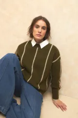 Sweater verde militar con cuello redondo y rayas verticales color crema.