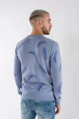 Sweater de tejido de punto en color rosa claro con estampado de pequeñas piñas en tono más oscuro. Presenta escote redondo, mangas largas y puños acanalados.