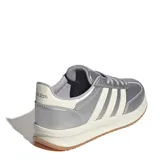 Championes urbanos Adidas Run 70S 2.0, con acabado metalizado plateado y detalles en beige. Presentan el diseño clásico de las tres tiras laterales, entresuela con tecnología Cloudfoam para mayor amortiguación y suela de goma color caramelo.