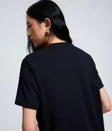 Remera de algodón color negro con estampa frontal de la cantante Lisa y el logo del álbum Alterego en colores rojo y blanco. Presenta cuello redondo y mangas cortas.