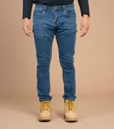 Pantalón de jean corte skinny, color azul medio con efecto lavado. Presenta costuras en tono contraste, cierre frontal con botón y bolsillos laterales y traseros.