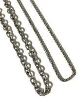 Collar con cadena de eslabones de acero inoxidable y dije de cruz con diseño ornamentado de estilo gótico y acabado envejecido.
