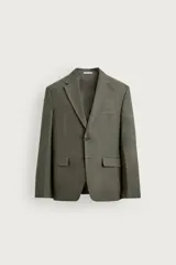 Blazer regular fit de lino color verde militar, con cuello de solapas de muesca, cierre frontal de botonadura doble, bolsillos de solapa en cadera y bolsillo de vivo en el pecho.