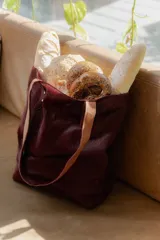 Bolso tipo tote de cuero con pelo color marrón y blanco, con manijas de cuero crudo.