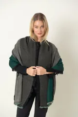 Pashmina italiana gris con franjas verde esmeralda en los extremos y flecos cortos en los bordes.