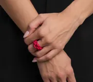 Anillo rojo de nylon con diseño de cadenas entrelazadas, realizado artesanalmente en Italia con impresión 3D y tamaño regulable.