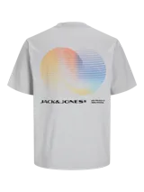 Remera blanca de algodón con cuello redondo y manga corta. Estampado en la espalda con dos círculos superpuestos en degradé de colores y logo de la marca.