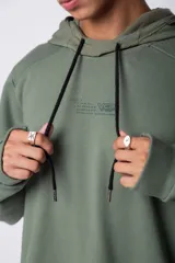 Buzo canguro blanco con capucha forrada en beige y bolsillo tipo parche color beige. Estampa con logo en el pecho.