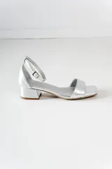 Sandalias plateadas de cuero vegano con punta cuadrada y taco bajo.
