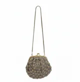 Bolso de mano tipo sobre con estructura tejida en hilo gris y detalles en canutillos dorados. Presenta una boquilla metálica estilo vintage en tono dorado suave con cierre de presión y cadena metálica larga para llevar al hombro.