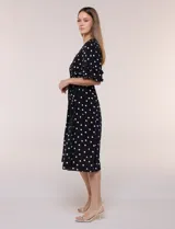 Vestido midi de calce holgado y caída fluida con escote en V cruzado, cintura elastizada fruncida y mangas cortas con volados superpuestos. Cuenta con un diseño estampado de flores grandes en tonos amarillo, blanco, azul marino y verde.