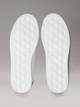 Zapatillas urbanas Calvin Klein de diseño clásico cupsole, color blanco con detalles en salmón, confeccionadas en piel lisa, con suela de TPU flexible y cordones tradicionales.