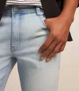 Pantalón slim de jeans celeste, con trabillas en la cintura, bolsillos y efecto desteñido.