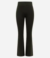 Pantalón flare de microfibra color verde militar, con cintura ancha y diseño ceñido en muslos con corte acampanado hacia el bajo.
