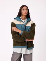 Campera con capucha de diseño combinado en bloques de color. Presenta una sección superior en pana rosada, una franja central en nylon marrón con logo de la marca y cuerpo inferior y mangas en tejido sherpa color crema. Incluye cierre frontal y bolsillos laterales.