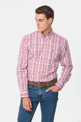 Camisa de manga larga con estampado de cuadros en tonos rojos, blancos y azules. Presenta cuello abotonado, cierre frontal con botones y bolsillo en el pecho con logo bordado.