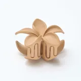 Pinza para el pelo con diseño de flor en color beige, con acabado mate y mecanismo de sujeción tipo clip.
