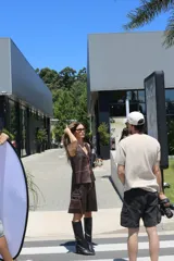 Bermuda marrón con bolsillos laterales y ruedo desflecado.