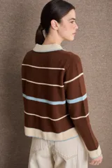 Buzo de punto con cuello polo y cierre frontal de tres botones. Diseño a rayas horizontales en tonos crema, bordó y mostaza, con detalle de bordado en el pecho.