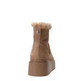Botas de caña corta confeccionadas en gamuza color beige, con interior y borde superior forrados en piel sintética al tono. Presentan una suela de plataforma plana de goma con diseño dentado.