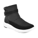Bota casual deportiva color ladrillo, con ajuste de velcro y suela blanca.