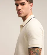 Polo de manga corta marca Marfinno, confeccionada en tejido de algodón con textura tipo waffle. Presenta cuello solapa con detalle de línea en contraste y cierre frontal con botones.