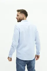 Camisa de manga larga color beige claro, confeccionada en una mezcla de lino y algodón. Presenta un corte semi slim, cuello camisero y un pequeño logo bordado en el pecho.