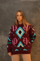 Sweater de punto tejido a mano con diseño multicolor de patrones geométricos y detalles bordados, de corte holgado y mangas largas.