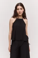 Blusa bordó de tiras finas con cuello halter y caída suave.