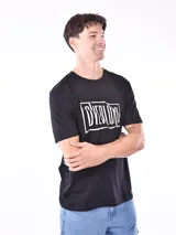 Remera de manga corta color gris topo, corte slim, con cuello redondo y un estampado gráfico en el pecho que combina texto manuscrito con un diseño abstracto en tonos oscuros.