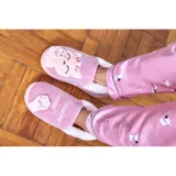 Pantuflas cerradas de color azul con diseño de gatito, confeccionadas en piel sintética suave con interior de peluche gris. Presentan un bordado con la frase 'Welcome Home' y apliques de patitas de gato. Cuentan con suela de goma antideslizante.