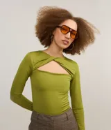 Blusa verde oliva de microfibra con mangas largas, cuello redondo con detalle torcido y abertura en el pecho.